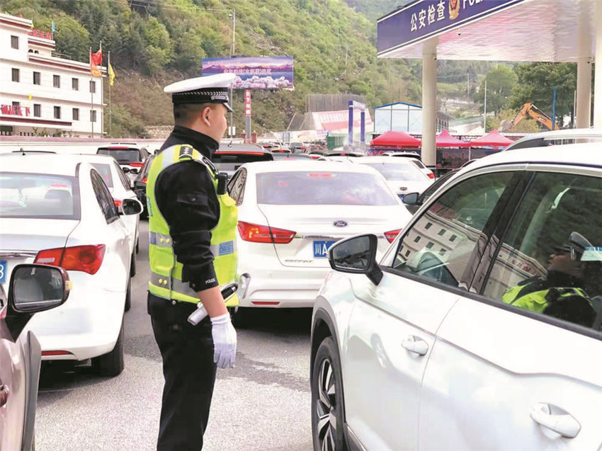 交警在高.jpg 交警在高.jpg