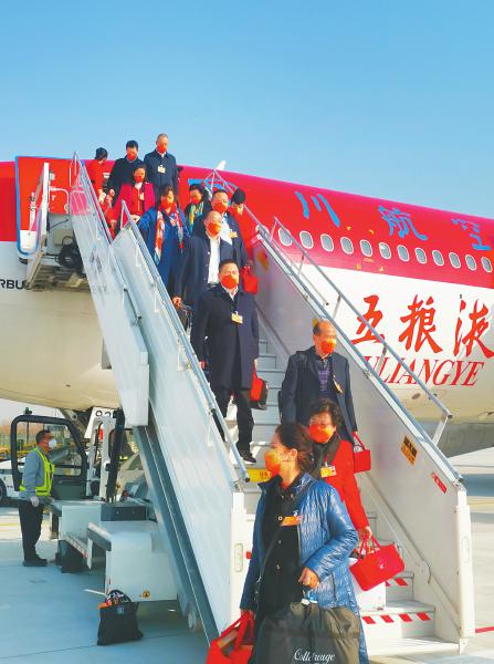 出席全國(guó)政協(xié).jpg 出席全國(guó)政協(xié).jpg