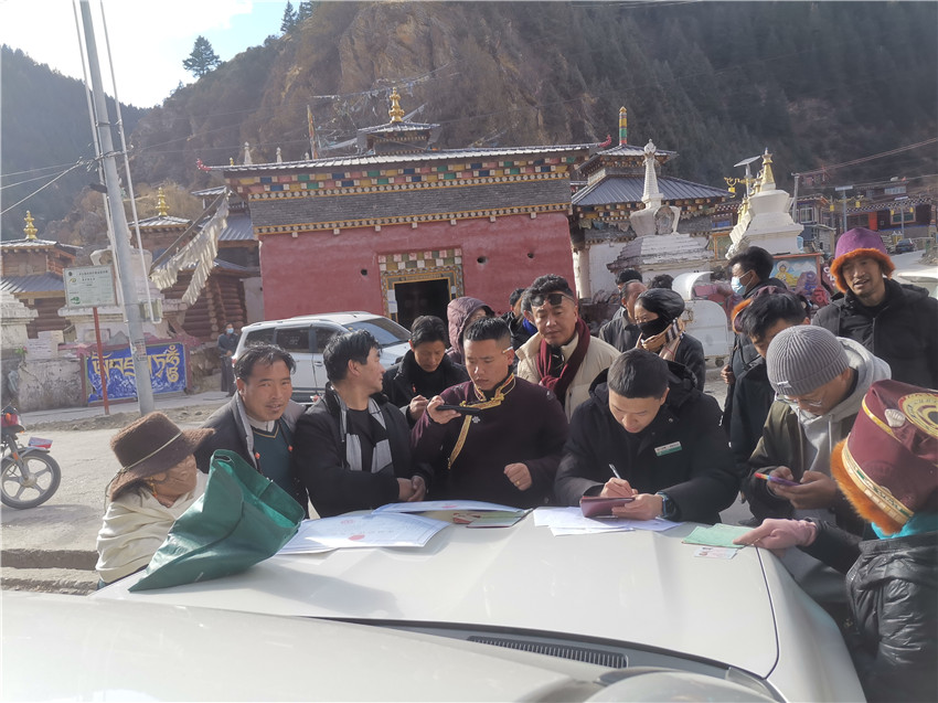 別樣的汽車銀行很接地氣，農(nóng)行德格縣支行開展農(nóng)戶信息建檔，現(xiàn)場為百姓開展金融服務(wù)。.jpg