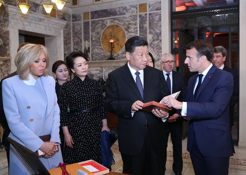 2019年3月24日，習(xí)近平在法國(guó)尼斯會(huì)見(jiàn)法國(guó)總統(tǒng)馬克龍。會(huì)見(jiàn)前，馬克龍向習(xí)近平贈(zèng)送1688年法國(guó)出版的首部《論語(yǔ)導(dǎo)讀》法文版原著。
