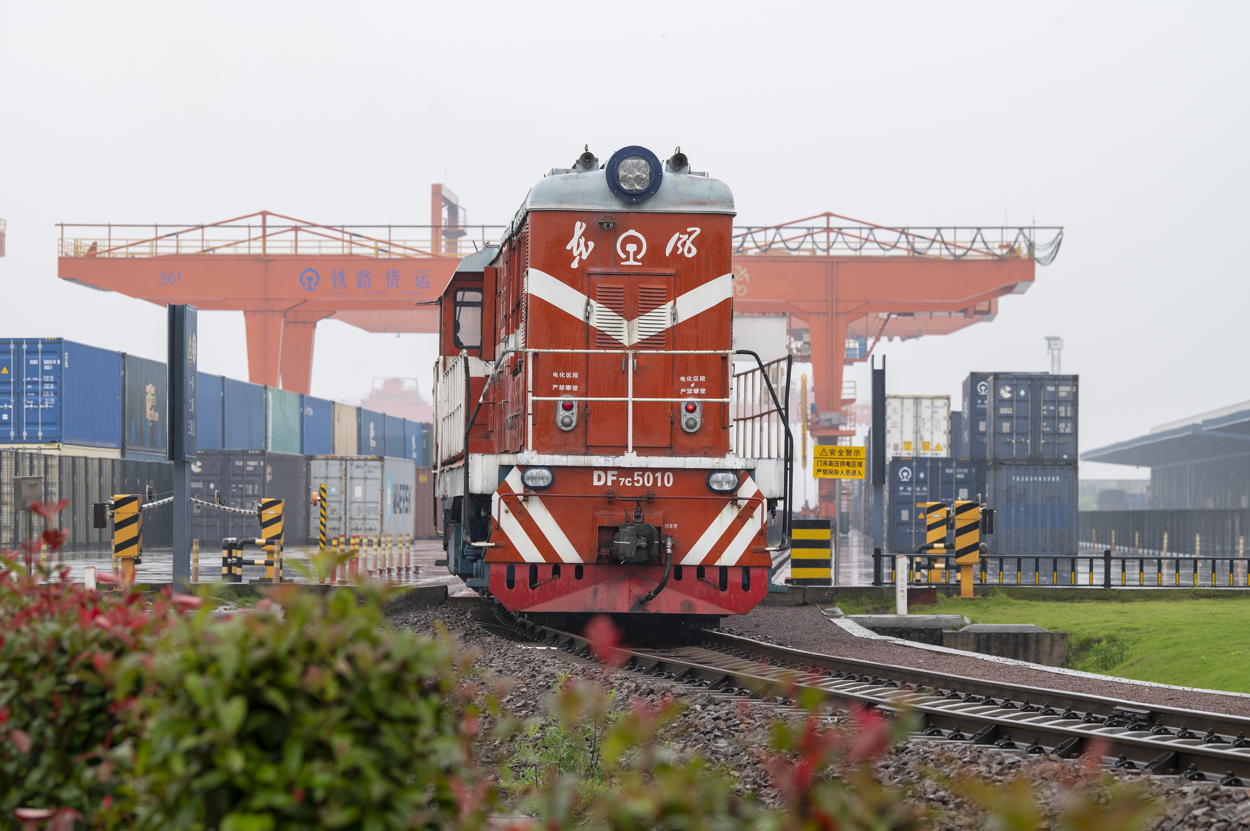 2024年5月5日，“五一”假期最后一天。在浙江省金華市金東區(qū)鐵路金華南站，一列滿載110標(biāo)箱的中歐班列緩緩啟程駛往匈牙利。