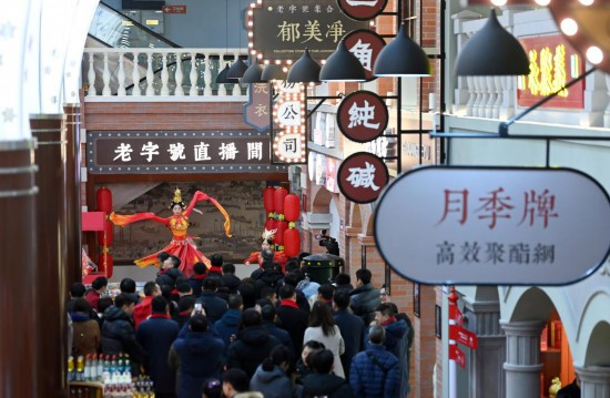 顧客在天津老字號集合店內(nèi)觀看演出。新華社記者 趙子碩 攝