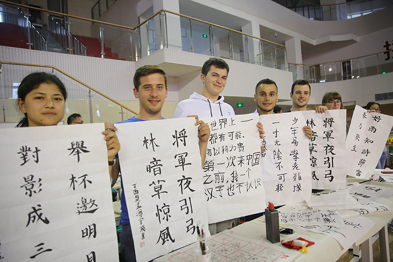 2017年6月5日，來(lái)自青島大學(xué)和中國(guó)石油大學(xué)（華東）的外國(guó)留學(xué)生在展示剛剛現(xiàn)場(chǎng)完成的書(shū)法作品。