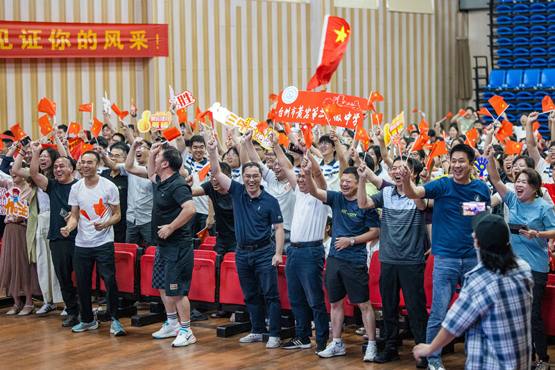 北京時間7月27日，2024年巴黎奧運會首個比賽日，在射擊10米氣步槍混合團體比賽中，中國選手黃雨婷/盛李豪獲得金牌。圖為黃雨婷的母校師生們通過收看奧運直播的方式為她加油助威。