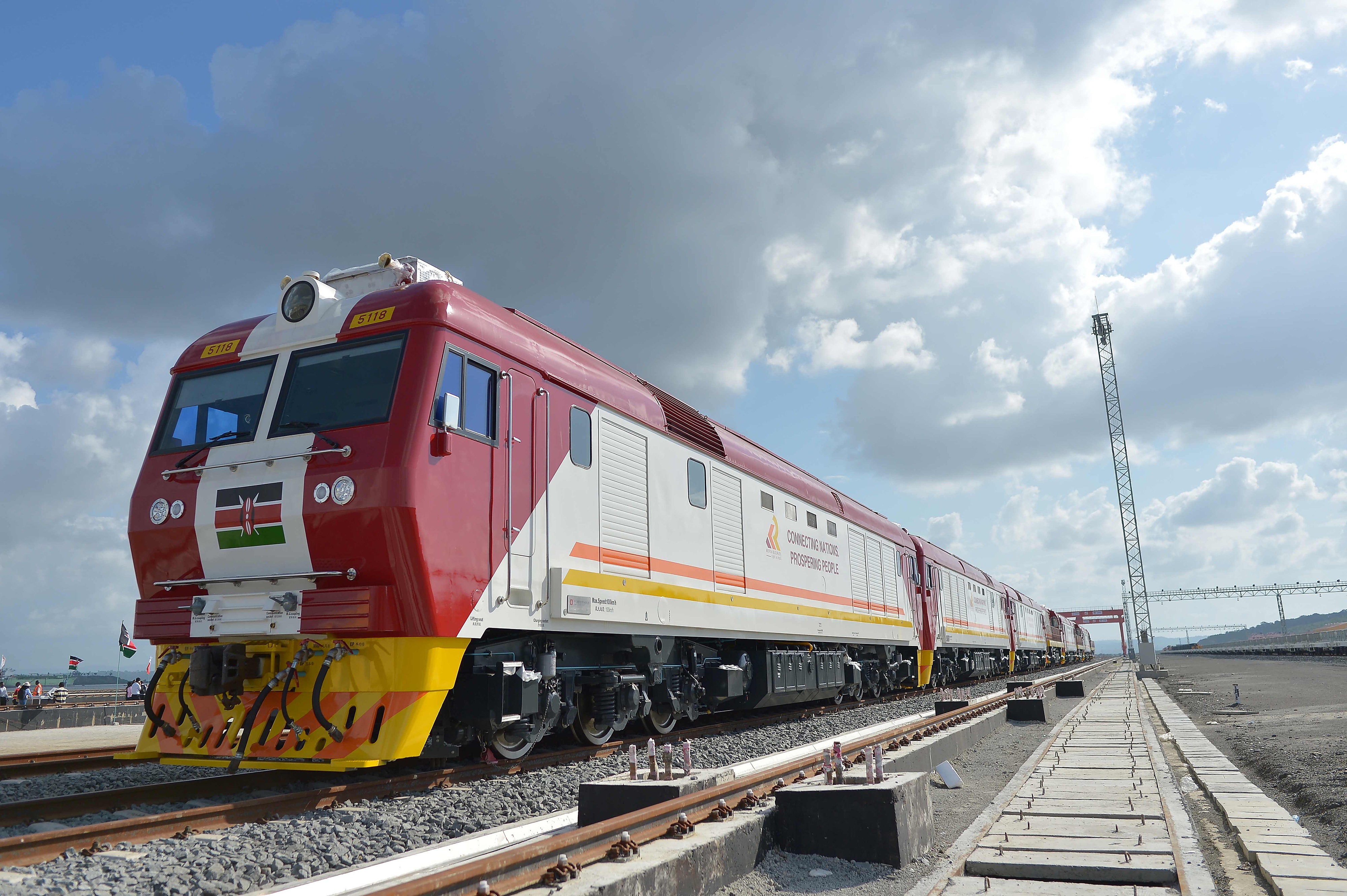 當(dāng)?shù)貢r間2017年5月30日，肯尼亞蒙巴薩，連接肯尼亞港口城市蒙巴薩和首都內(nèi)羅畢的蒙內(nèi)鐵路正式竣工通車。