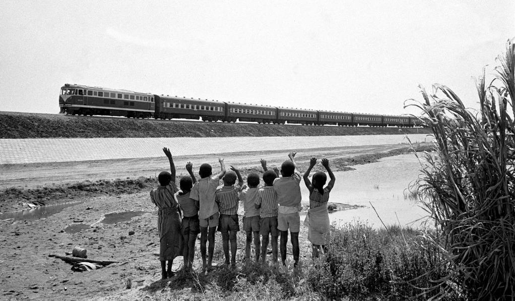 贊比亞魯西瓦西湖畔的少年兒童歡迎坦贊鐵路的列車通到他們的家鄉(xiāng)（1976年攝）。